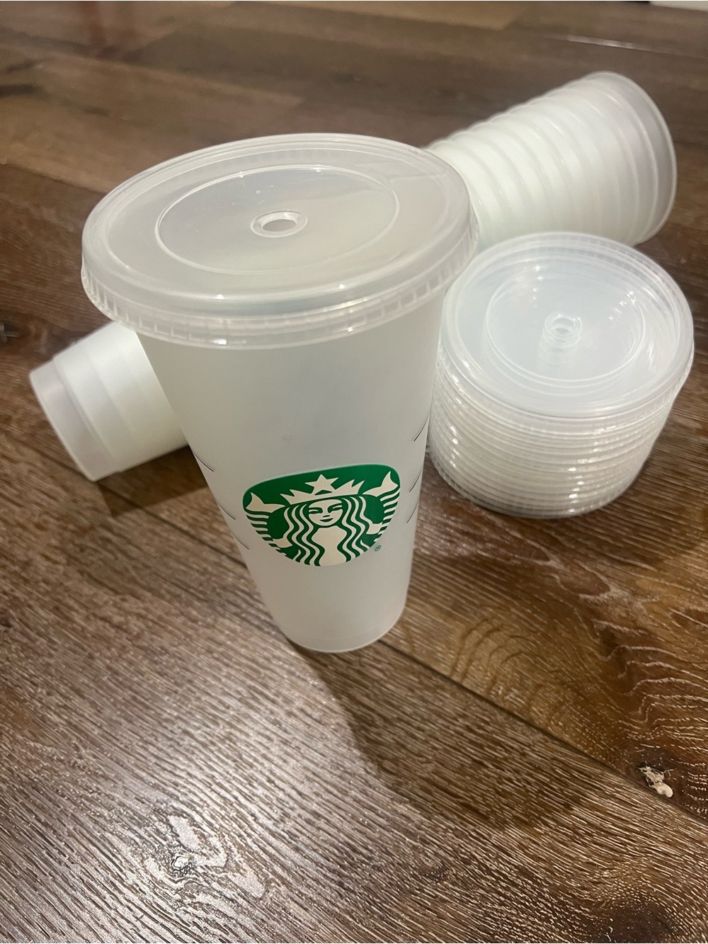 NWOT Starbucks reusable Cold Cups with Green Logo and Clear Lids 30 total